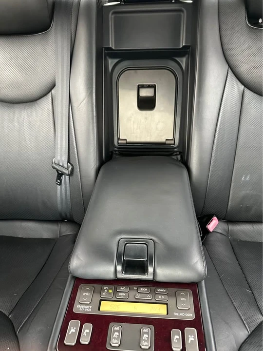 2001 Lexus LS 3rd Gen - Image 11 of 17