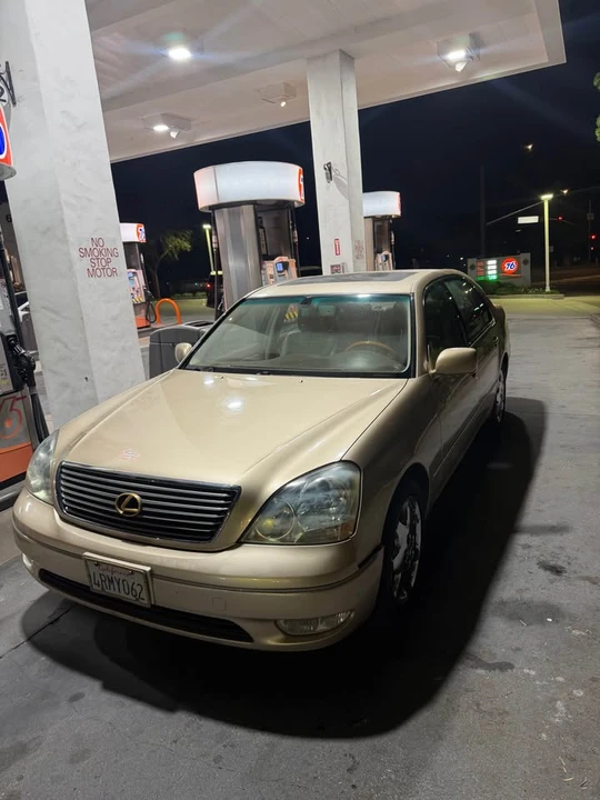 2001 Lexus LS 3rd Gen - Image 2 of 9