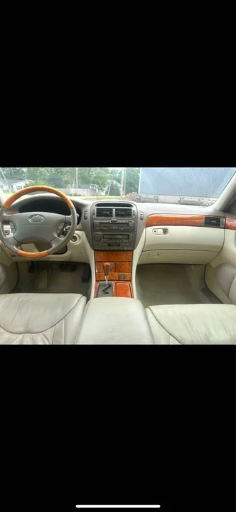 2001 Lexus LS 3rd Gen - Image 10 of 14