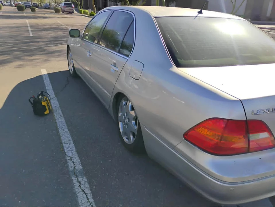 2001 Lexus LS 3rd Gen - Image 5 of 13