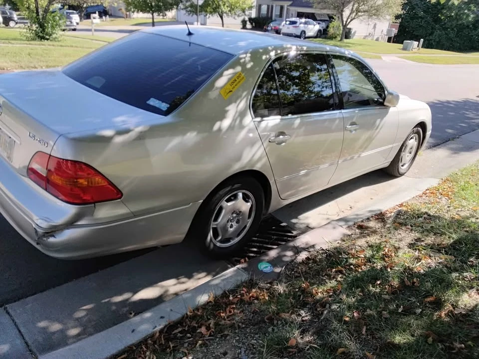 2001 Lexus LS 3rd Gen - Image 12 of 13