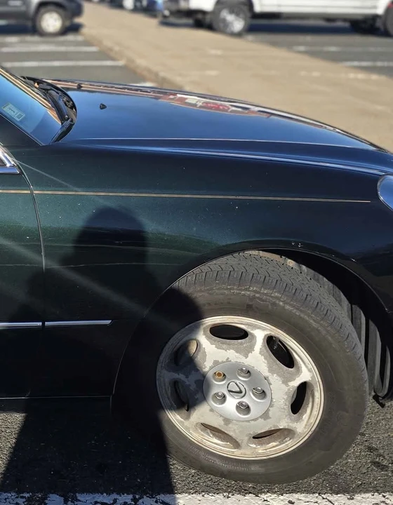 2001 Lexus LS 3rd Gen - Image 11 of 12