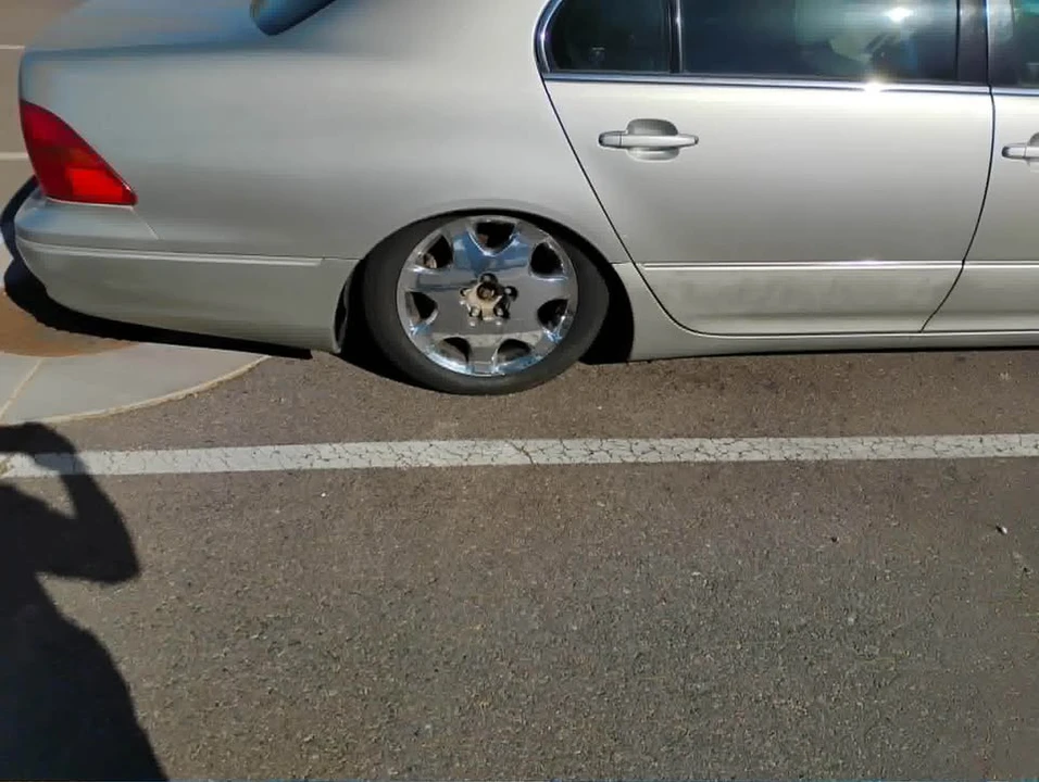 2001 Lexus LS 3rd Gen - Image 7 of 13