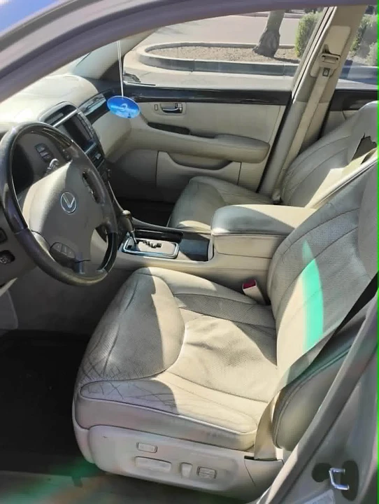 2001 Lexus LS 3rd Gen - Image 12 of 13