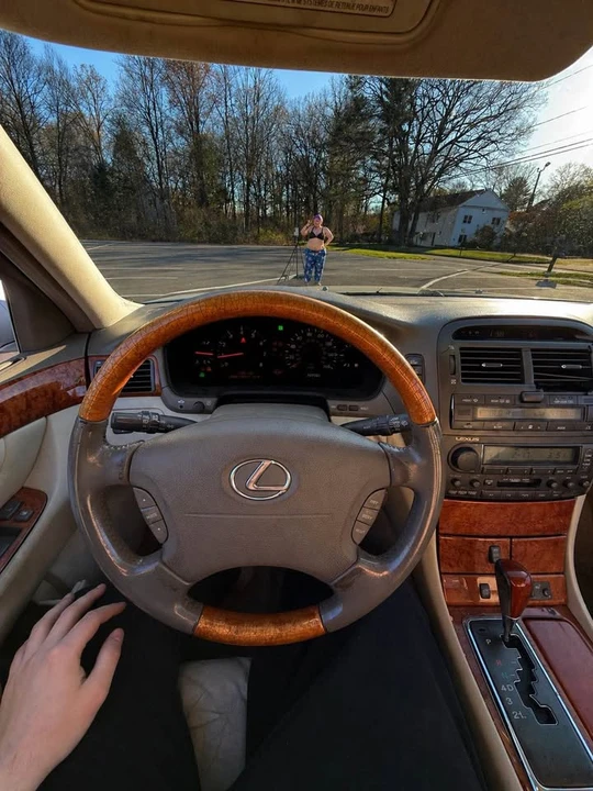 2001 Lexus LS 3rd Gen - Image 17 of 19