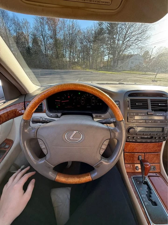 2001 Lexus LS 3rd Gen - Image 18 of 19