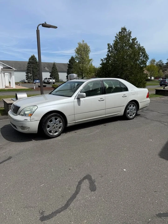 2001 Lexus LS 3rd Gen - Image 2 of 19