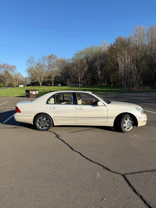 2001 Lexus LS 3rd Gen - Image 12 of 19