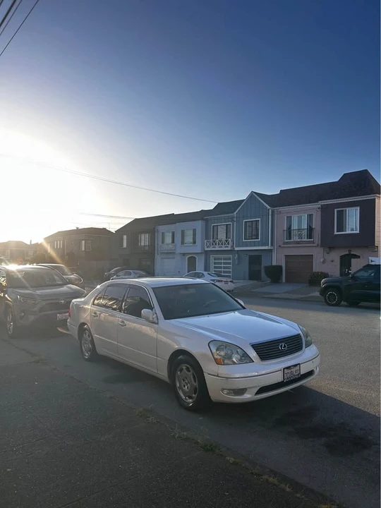 2001 Lexus LS 3rd Gen - Image 2 of 10