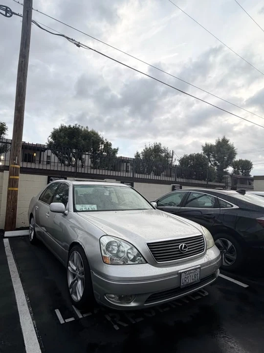 2001 Lexus LS 3rd Gen - Image 13 of 14