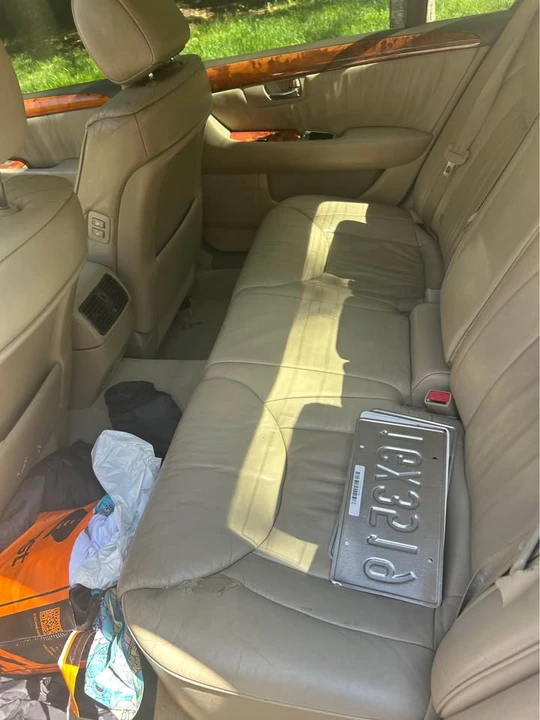 2001 Lexus LS 3rd Gen - Image 11 of 14