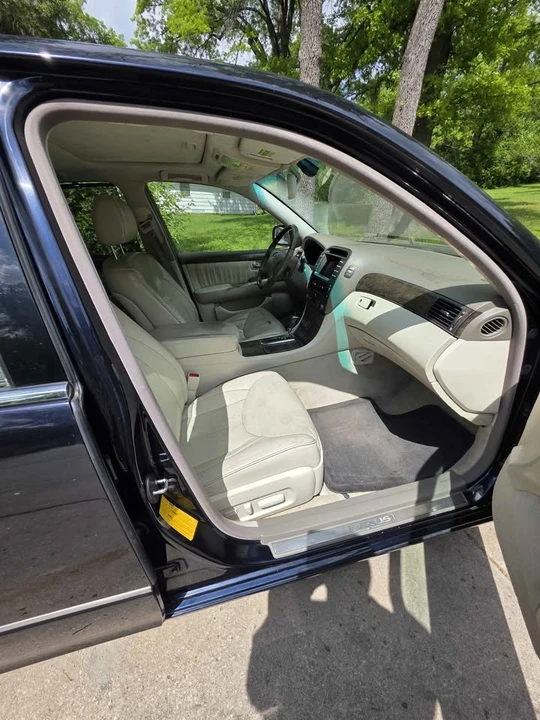 2001 Lexus LS 3rd Gen - Image 5 of 6