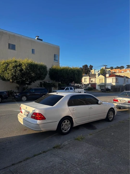 2001 Lexus LS 3rd Gen - Image 3 of 10