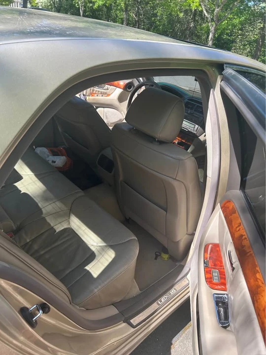 2001 Lexus LS 3rd Gen - Image 10 of 14