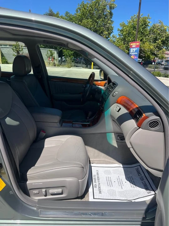 2001 Lexus LS 3rd Gen - Image 10 of 20