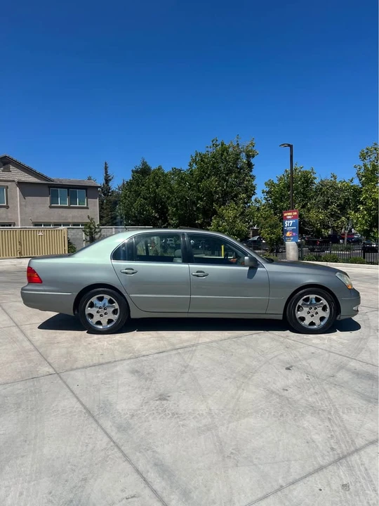 2001 Lexus LS 3rd Gen - Image 3 of 20