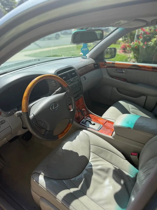 2001 Lexus LS 3rd Gen - Image 8 of 10