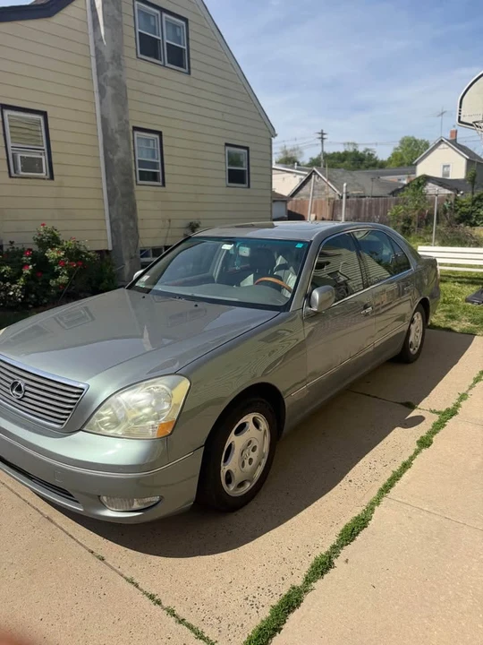 2001 Lexus LS 3rd Gen - Image 5 of 10