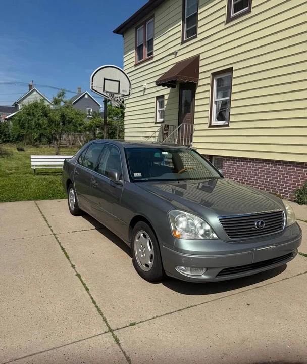 2001 Lexus LS 3rd Gen - Image 2 of 10