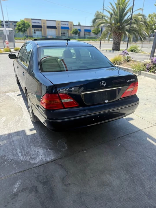2001 Lexus LS 3rd Gen - Image 4 of 9