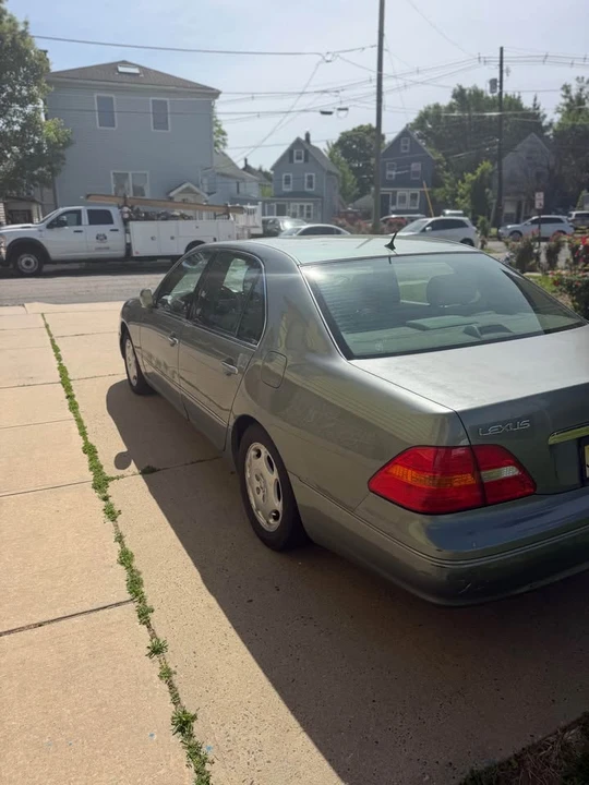 2001 Lexus LS 3rd Gen - Image 4 of 10