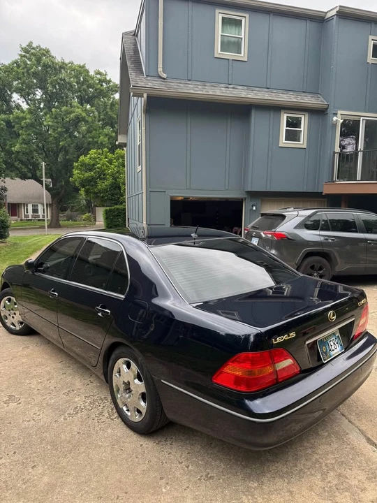 2001 Lexus LS 3rd Gen - Image 3 of 11