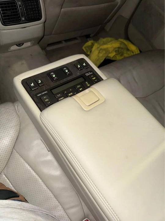 2001 Lexus LS 3rd Gen - Image 7 of 9