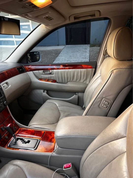 2001 Lexus LS 3rd Gen - Image 13 of 15