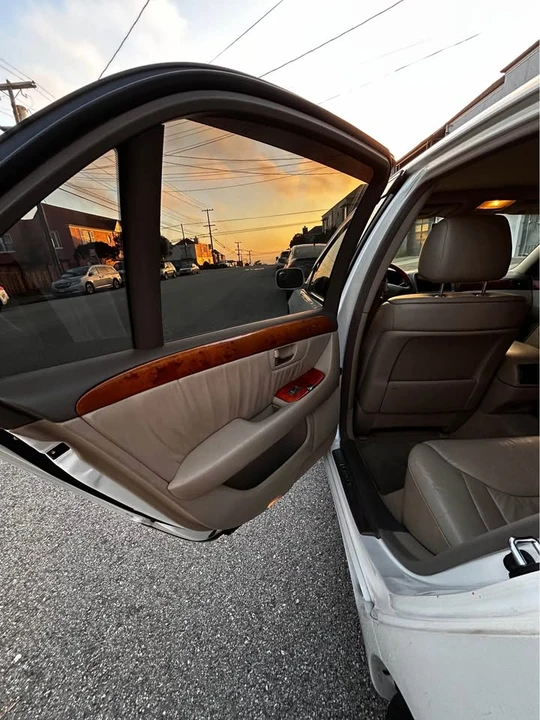 2001 Lexus LS 3rd Gen - Image 11 of 15