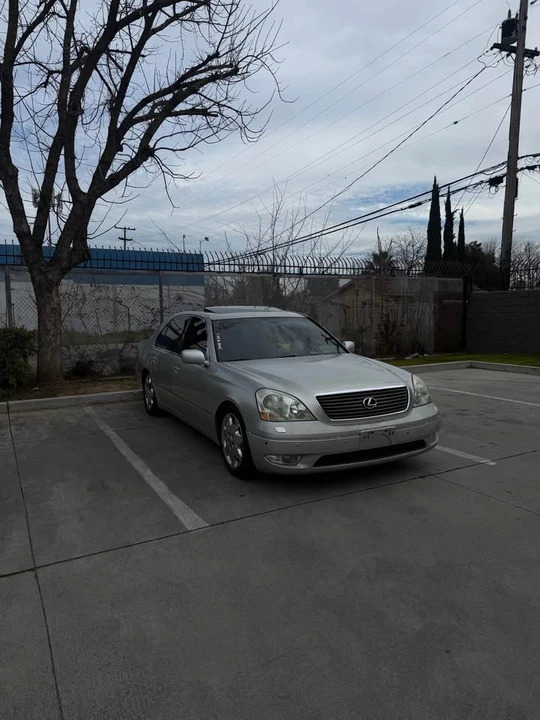 2001 Lexus LS 3rd Gen - Image 10 of 11