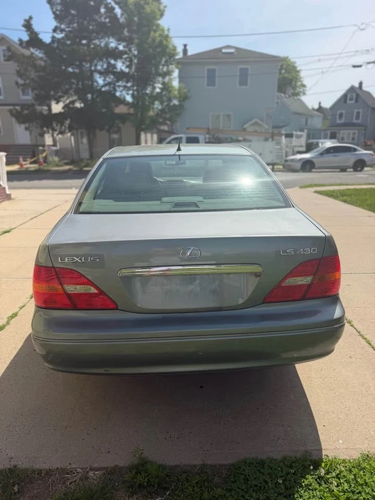 2001 Lexus LS 3rd Gen - Image 3 of 10