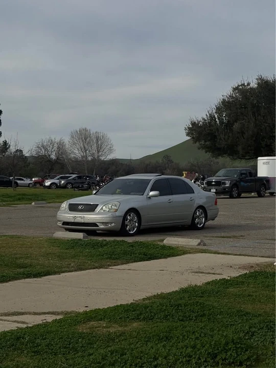 2001 Lexus LS 3rd Gen - Image 11 of 11