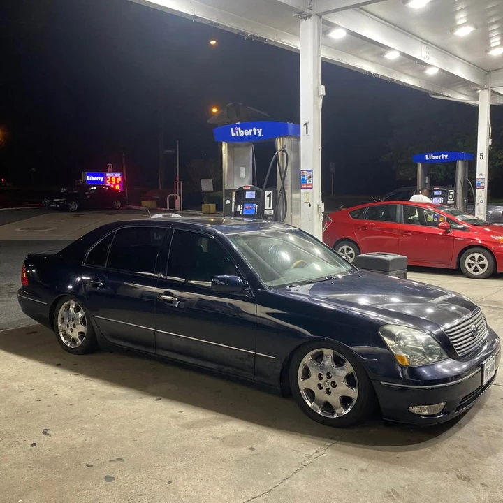 2001 Lexus LS 3rd Gen - Image 8 of 9