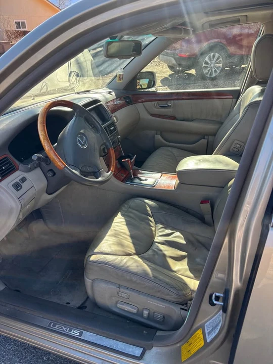 2001 Lexus LS 3rd Gen - Image 5 of 9