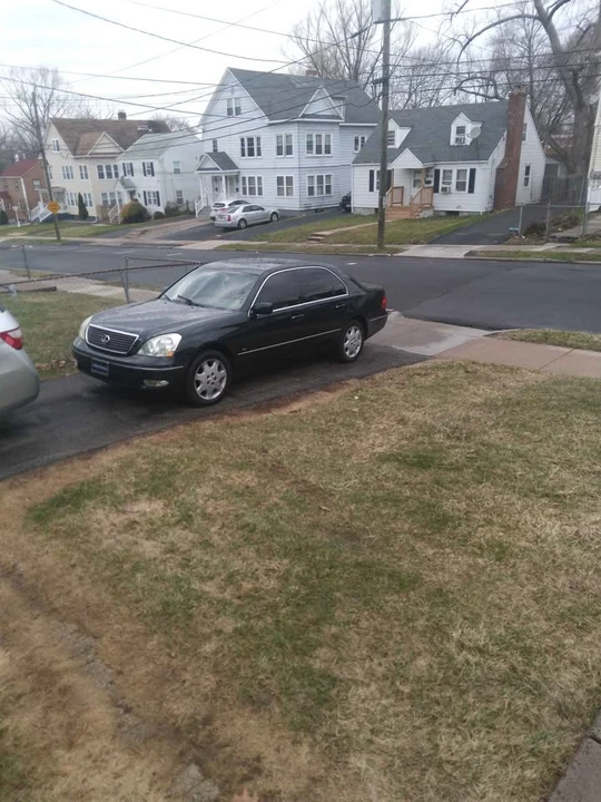 2001 Lexus LS 3rd Gen - Image 9 of 10