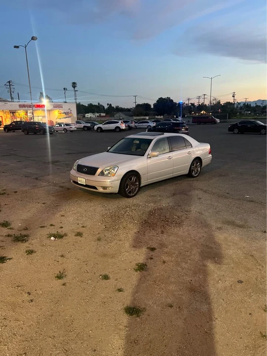 2001 Lexus LS 3rd Gen - Image 3 of 10