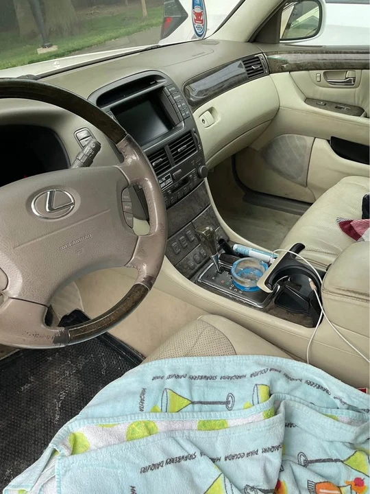 2001 Lexus LS 3rd Gen - Image 6 of 10