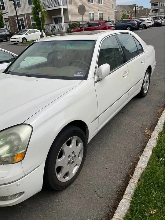 2001 Lexus LS 3rd Gen - Image 5 of 10