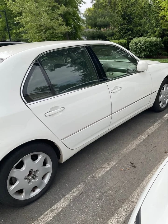 2001 Lexus LS 3rd Gen - Image 2 of 10