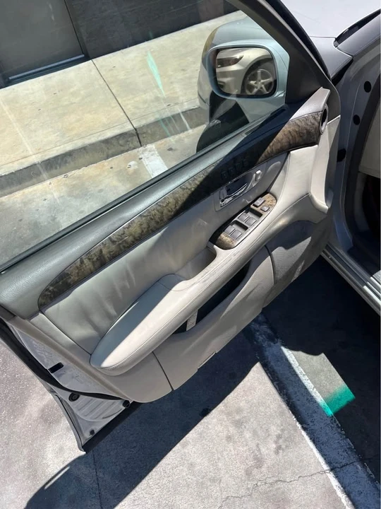 2001 Lexus LS 3rd Gen - Image 7 of 10
