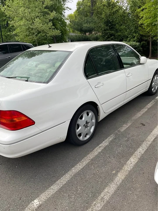 2001 Lexus LS 3rd Gen - Image 3 of 10
