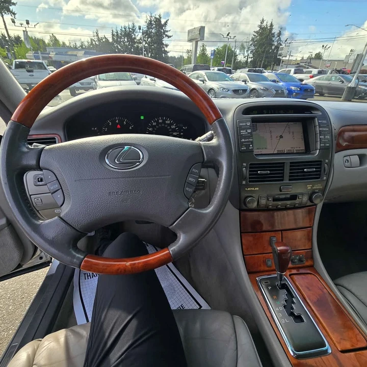 2001 Lexus LS 3rd Gen - Image 14 of 17