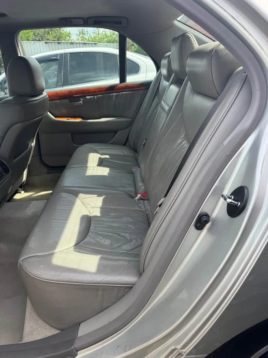 2001 Lexus LS 3rd Gen - Image 17 of 20
