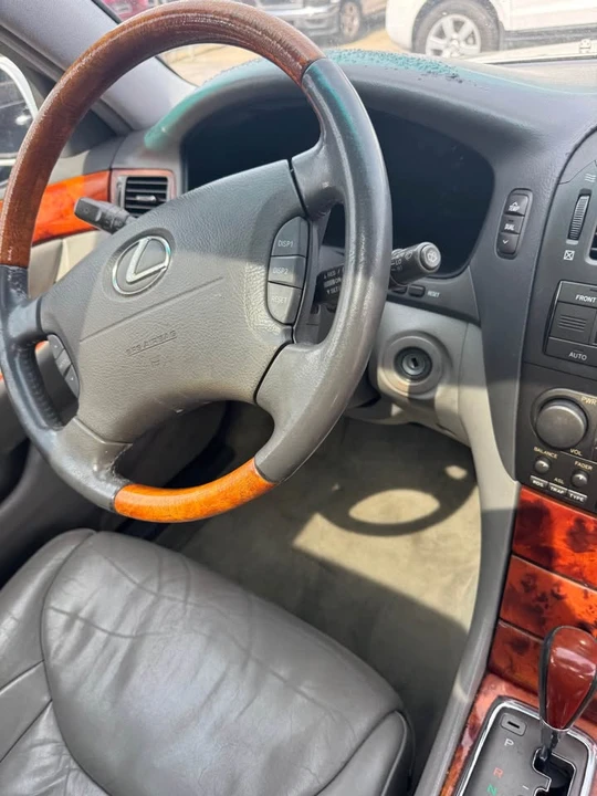 2001 Lexus LS 3rd Gen - Image 7 of 20
