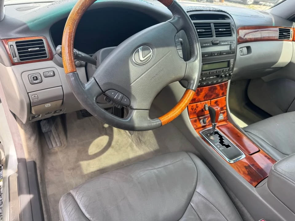 2001 Lexus LS 3rd Gen - Image 13 of 20
