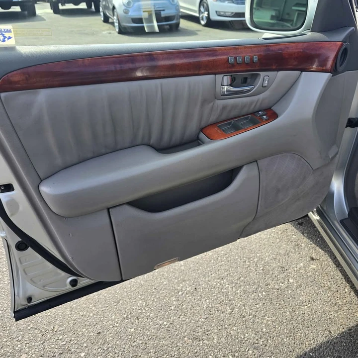 2001 Lexus LS 3rd Gen - Image 13 of 17