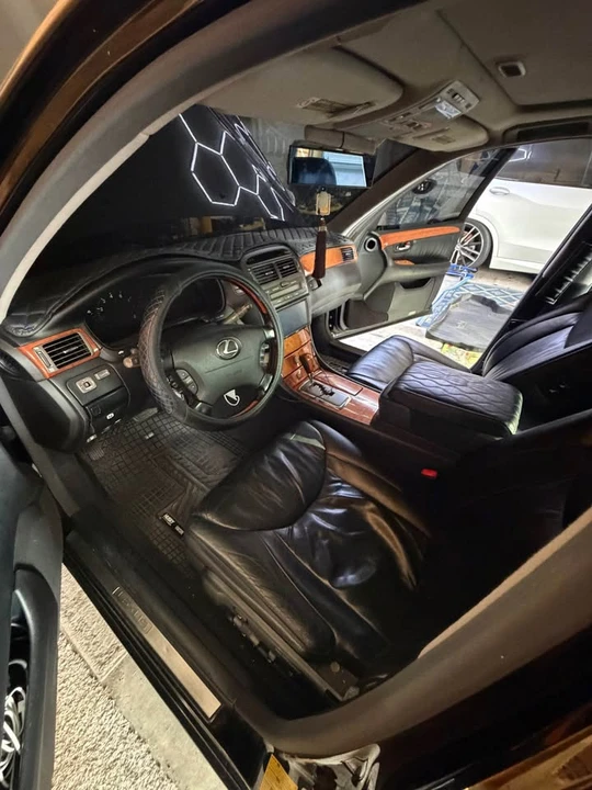 2001 Lexus LS 3rd Gen - Image 5 of 16