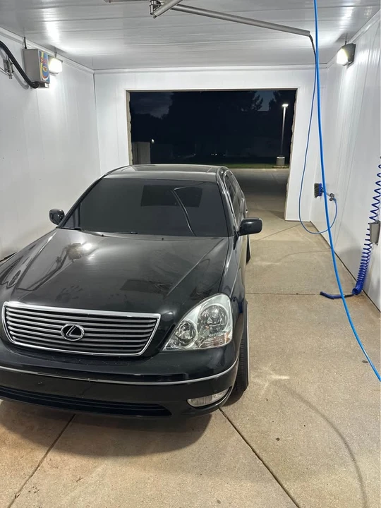 2001 Lexus LS 3rd Gen - Image 11 of 16