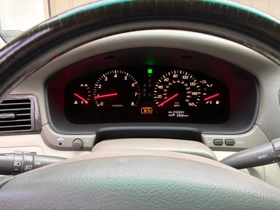 2001 Lexus LS 3rd Gen - Image 10 of 11