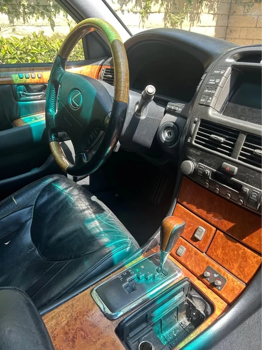 2001 Lexus LS 3rd Gen - Image 10 of 14